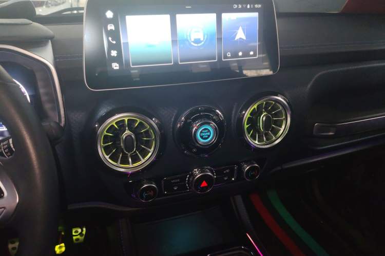 Used BAIC Off-Road BJ40 2023 2.0T Automatic Four-Wheel Drive Urban Hunter Edition Chivalrous Type Audio And AC Panel
