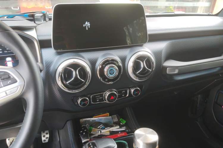 Used BAIC Off-Road BJ40 2023 2.0D Automatic Four-Wheel Drive Blade Hero Edition Adventurer Type Audio And AC Panel