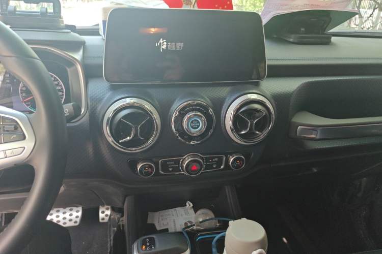 Used BAIC Off-Road BJ40 2023 2.0D Automatic Four-Wheel Drive Blade Hero Edition Adventurer Type Audio And AC Panel