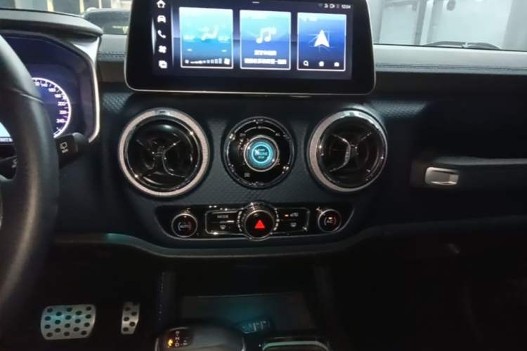 Used BAIC Off-Road BJ40 2023 2.0T Automatic Four-Wheel Drive Urban Hunter Edition Chivalrous Type Audio And AC Panel