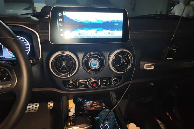 Used BAIC Off-Road BJ40 2023 2.0D Automatic Four-Wheel Drive Blade Hero Edition Adventurer Type Audio And AC Panel
