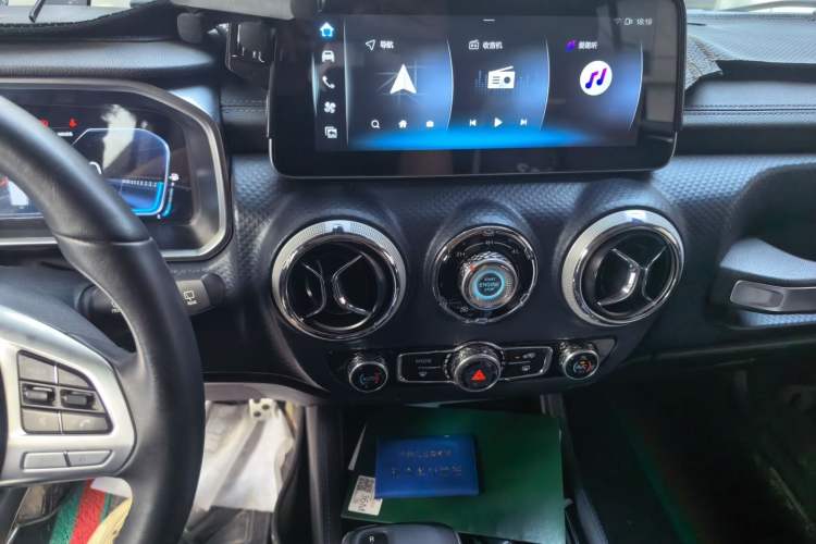 Used BAIC Off-Road BJ40 2023 2.0T Automatic Four-Wheel Drive Urban Hunter Edition Chivalrous Type Audio And AC Panel