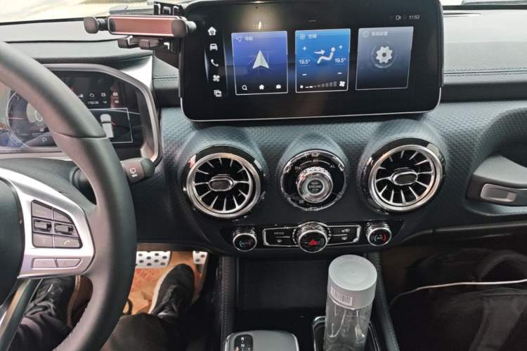 Used BAIC Off-Road BJ40 2023 2.0D Automatic Four-Wheel Drive Blade Hero Edition Adventurer Type Audio And AC Panel