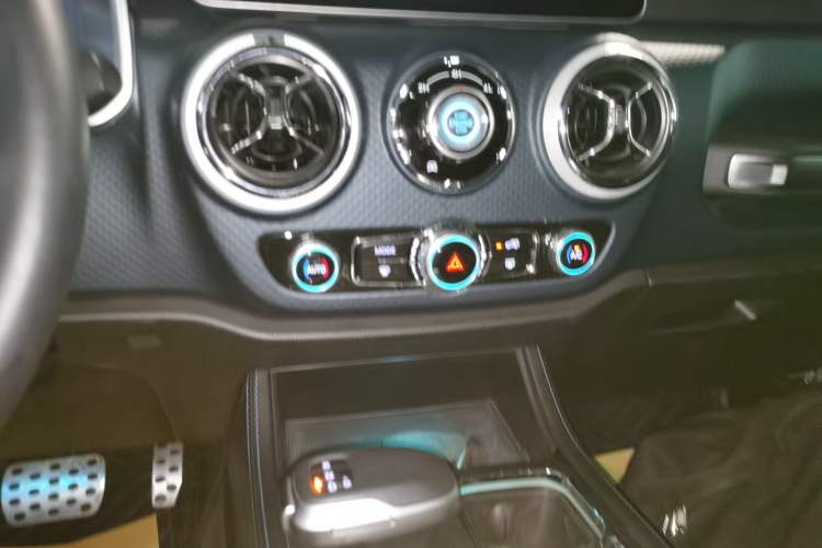 Used BAIC Off-Road BJ40 2023 2.0D Automatic Four-Wheel Drive Blade Hero Edition Adventurer Type Audio And AC Panel