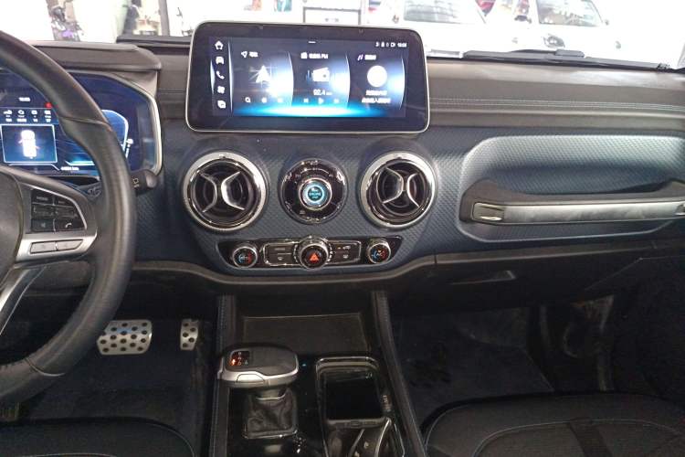 Used BAIC Off-Road BJ40 2023 2.0D Automatic Four-Wheel Drive Blade Hero Edition Adventurer Type Audio And AC Panel