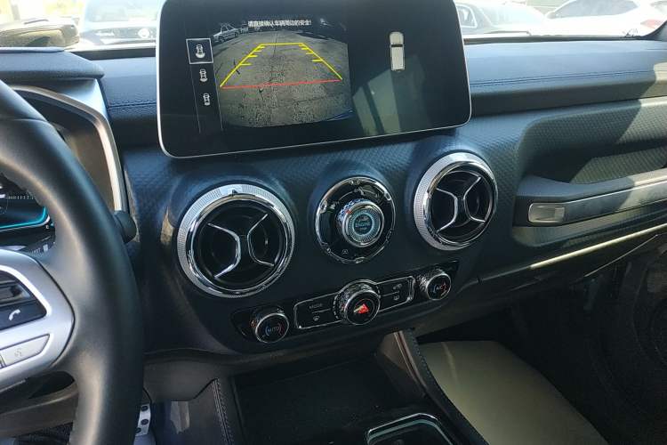 Used BAIC Off-Road BJ40 2023 2.0T Automatic Four-Wheel Drive Urban Hunter Edition Chivalrous Type Audio And AC Panel