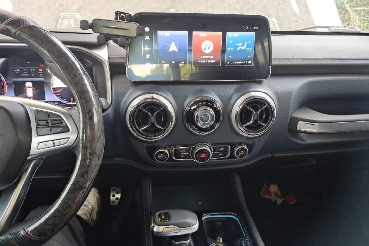 Used BAIC Off-Road BJ40 2023 2.0T Automatic Two-Wheel Drive Urban Hunter Edition Chivalrous Type Audio And AC Panel