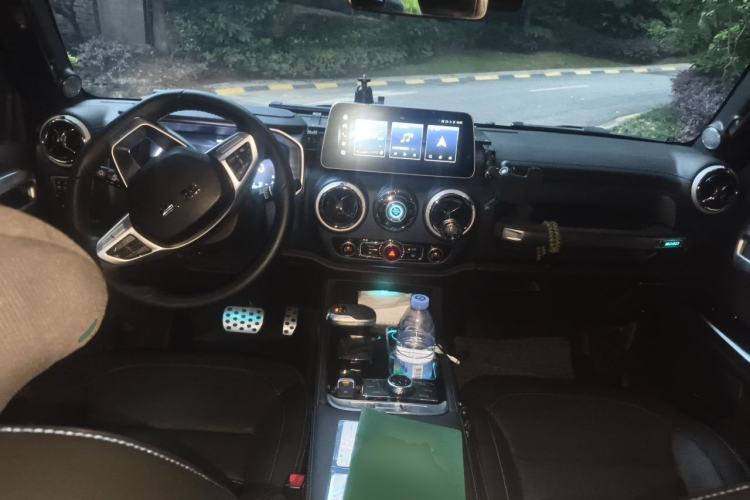 Used BAIC Off-Road BJ40 2023 2.0D Automatic Four-Wheel Drive Blade Hero Edition Adventurer Type (with Front and Rear Electronic Locks) Center Console