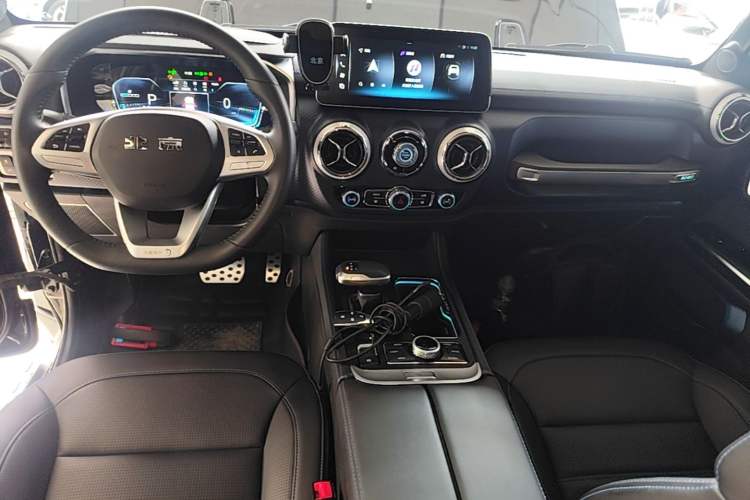 Used BAIC Off-Road BJ40 2023 2.0T Automatic Four-Wheel Drive Urban Hunter Edition Chivalrous Type Center Console