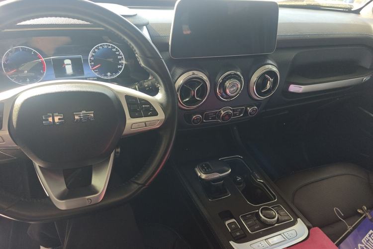 Used BAIC Off-Road BJ40 2023 2.0D Automatic Four-Wheel Drive Blade Hero Edition Adventurer Type Center Console