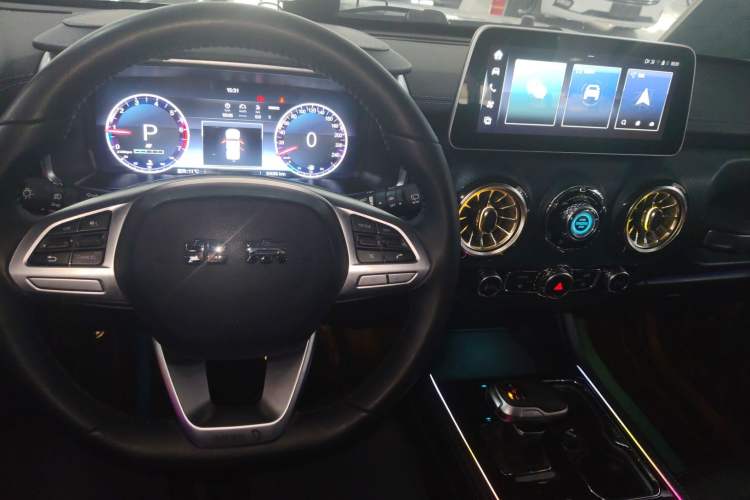 Used BAIC Off-Road BJ40 2023 2.0T Automatic Four-Wheel Drive Urban Hunter Edition Chivalrous Type Center Console