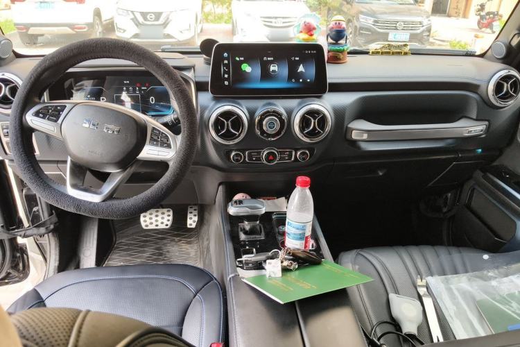 Used BAIC Off-Road BJ40 2023 2.0T Automatic Four-Wheel Drive Urban Hunter Edition Chivalrous Type Center Console
