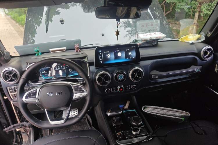 Used BAIC Off-Road BJ40 2023 2.0T Automatic Four-Wheel Drive Urban Hunter Edition Chivalrous Type Center Console