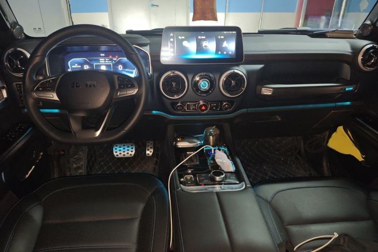 Used BAIC Off-Road BJ40 2023 2.0T Automatic Four-Wheel Drive Urban Hunter Edition Chivalrous Type Center Console
