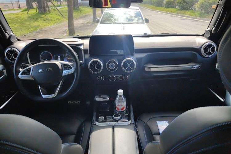 Used BAIC Off-Road BJ40 2023 2.0D Automatic Four-Wheel Drive Blade Hero Edition Adventurer Type (with Front and Rear Electronic Locks) Center Console
