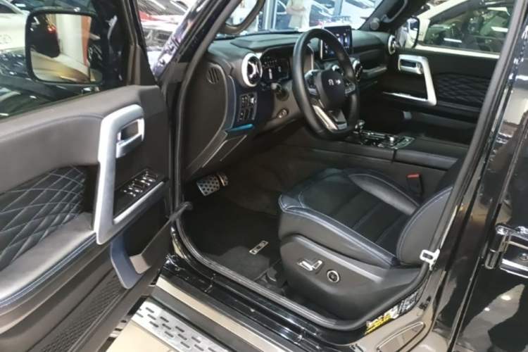 Used BAIC Off-Road BJ40 2023 2.0T Automatic Four-Wheel Drive Urban Hunter Edition Chivalrous Type Driver Seat