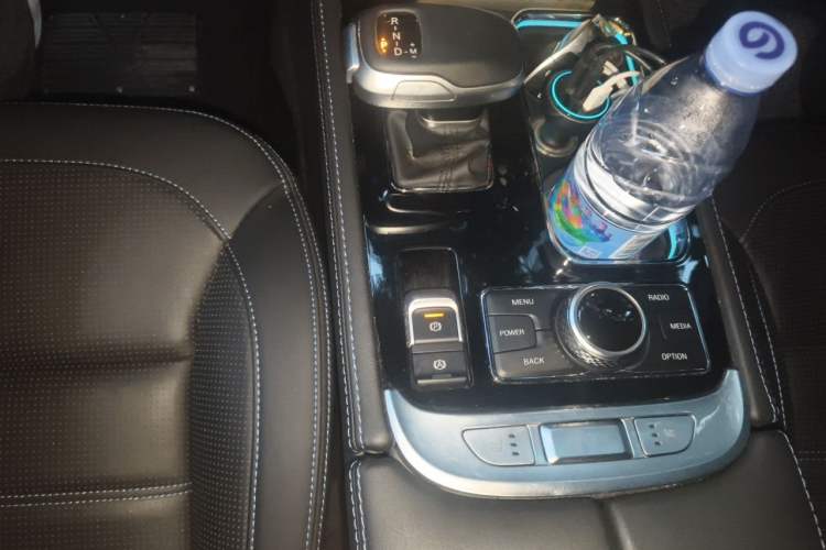 Used BAIC Off-Road BJ40 2023 2.0D Automatic Four-Wheel Drive Blade Hero Edition Adventurer Type (with Front and Rear Electronic Locks) Gear Lever