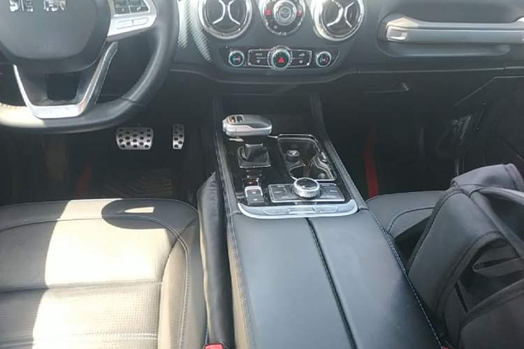 Used BAIC Off-Road BJ40 2023 2.0D Automatic Four-Wheel Drive Blade Hero Edition Adventurer Type (with Front and Rear Electronic Locks) Gear Lever