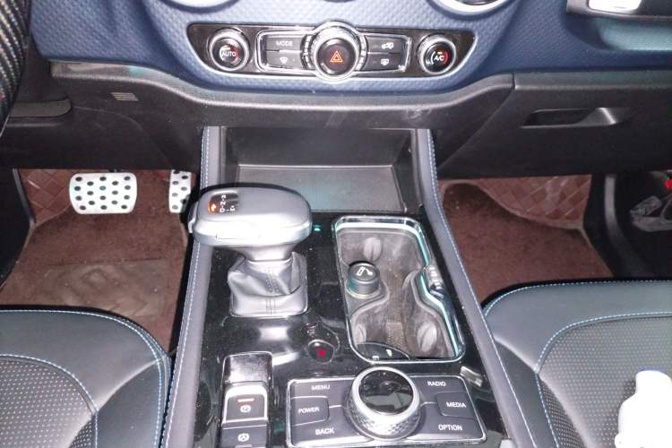 Used BAIC Off-Road BJ40 2023 2.0T Automatic Four-Wheel Drive Urban Hunter Edition Chivalrous Type Gear Lever