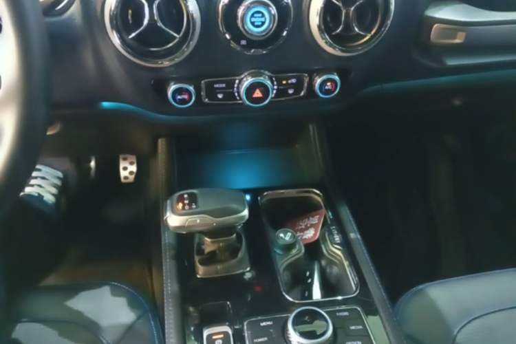 Used BAIC Off-Road BJ40 2023 2.0T Automatic Four-Wheel Drive Urban Hunter Edition Chivalrous Type Gear Lever
