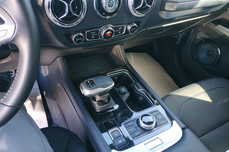 Used BAIC Off-Road BJ40 2023 2.0T Automatic Four-Wheel Drive Urban Hunter Edition Chivalrous Type Gear Lever