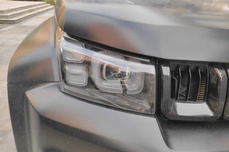 Used BAIC Off-Road BJ40 2023 2.0D Automatic Four-Wheel Drive Blade Hero Edition Adventurer Type Right Front Headlight