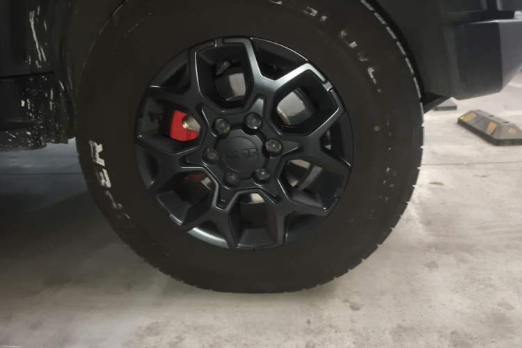 Used BAIC Off-Road BJ40 2023 2.0D Automatic Four-Wheel Drive Blade Hero Edition Adventurer Type Right Front Wheel Hub