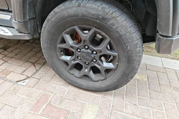Used BAIC Off-Road BJ40 2023 2.0D Automatic Four-Wheel Drive Blade Hero Edition Adventurer Type Right Front Wheel Hub