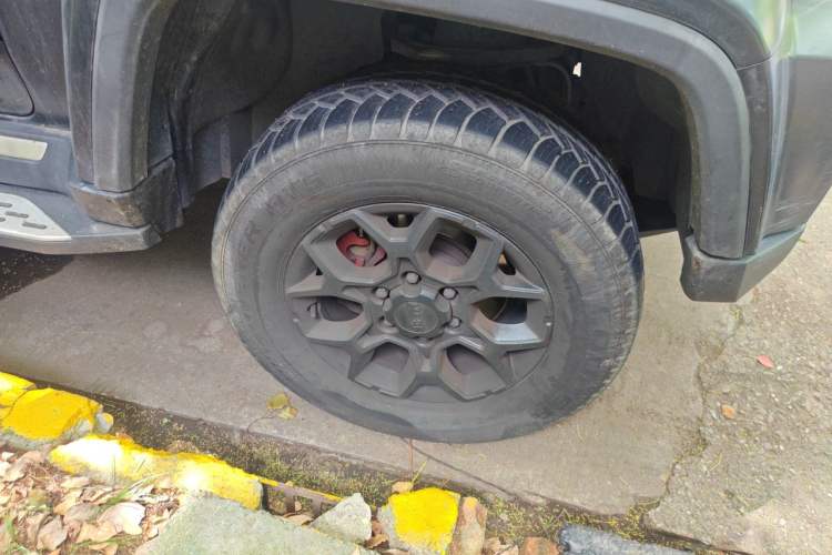 Used BAIC Off-Road BJ40 2023 2.0D Automatic Four-Wheel Drive Blade Hero Edition Adventurer Type Right Front Wheel Hub
