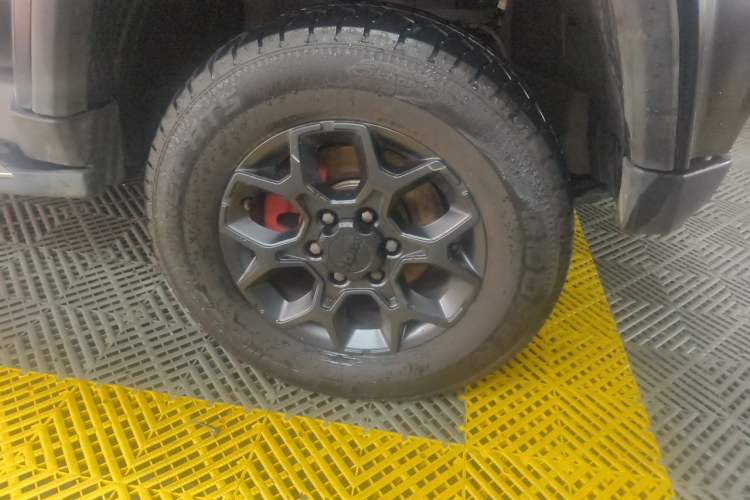 Used BAIC Off-Road BJ40 2023 2.0D Automatic Four-Wheel Drive Blade Hero Edition Adventurer Type Right Front Wheel Hub