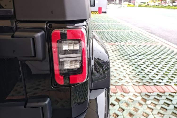 Used BAIC Off-Road BJ40 2023 2.0T Automatic Four-Wheel Drive Urban Hunter Edition Chivalrous Type Right Rear Taillight