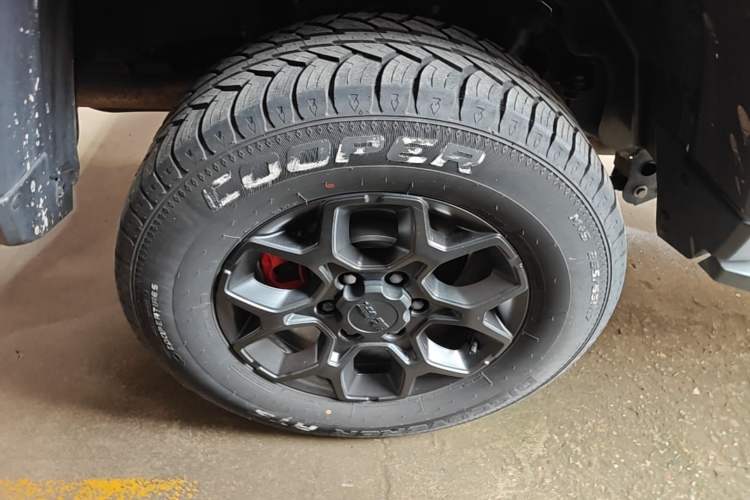 Used BAIC Off-Road BJ40 2023 2.0D Automatic Four-Wheel Drive Blade Hero Edition Adventurer Type Right Rear Wheel Hub