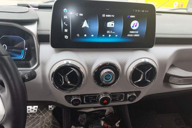 Used BAIC Off-Road BJ40 2023 2.0T Automatic Four-Wheel Drive Urban Hunter Edition Chivalrous Type Audio And AC Panel