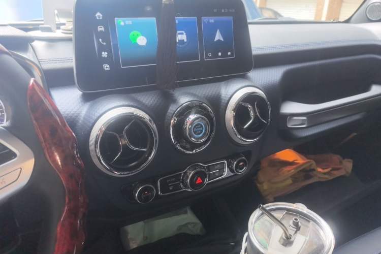 Used BAIC Off-Road BJ40 2023 2.0T Automatic Four-Wheel Drive Urban Hunter Edition Chivalrous Type Audio And AC Panel