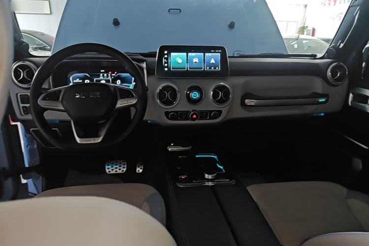 Used BAIC Off-Road BJ40 2023 2.0T Automatic Four-Wheel Drive Urban Hunter Edition Chivalrous Type Center Console