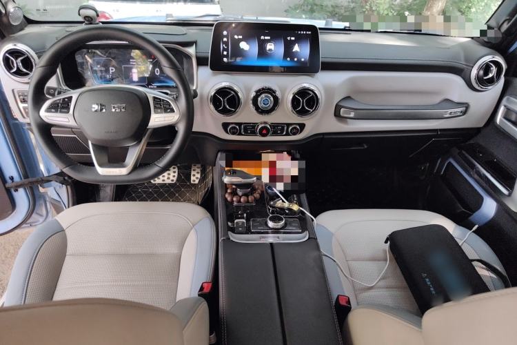 Used BAIC Off-Road BJ40 2023 2.0T Automatic Four-Wheel Drive Urban Hunter Edition Chivalrous Type Center Console