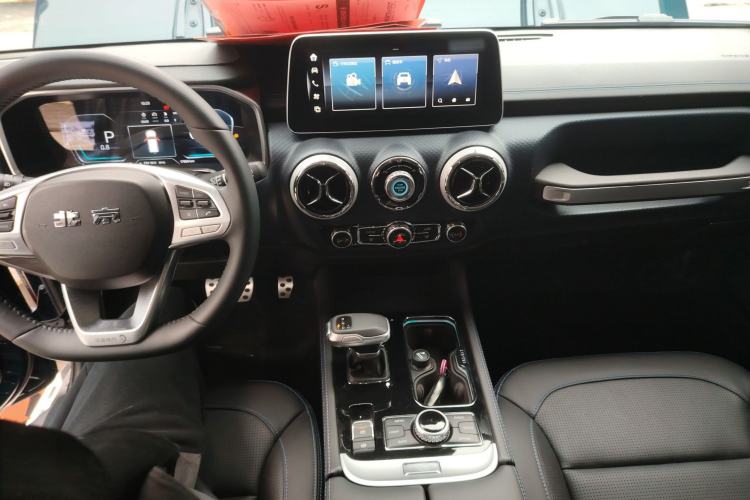 Used BAIC Off-Road BJ40 2023 2.0T Automatic Four-Wheel Drive Urban Hunter Edition Chivalrous Type Center Console