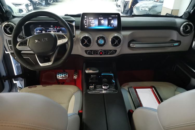 Used BAIC Off-Road BJ40 2023 2.0D Automatic Four-Wheel Drive Blade Hero Edition Adventurer Type Center Console