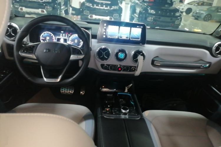 Used BAIC Off-Road BJ40 2023 2.0T Automatic Four-Wheel Drive Urban Hunter Edition Chivalrous Type Center Console