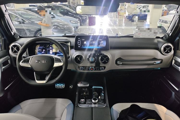 Used BAIC Off-Road BJ40 2023 2.0T Automatic Four-Wheel Drive Urban Hunter Edition Chivalrous Type Center Console