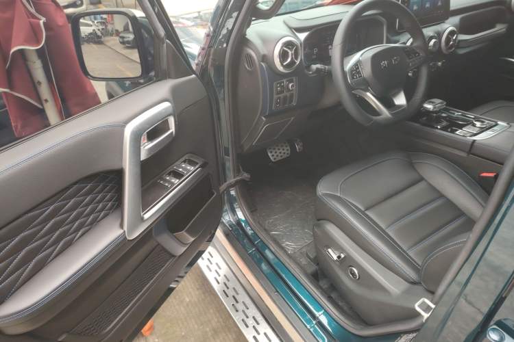 Used BAIC Off-Road BJ40 2023 2.0T Automatic Four-Wheel Drive Urban Hunter Edition Chivalrous Type Driver Seat