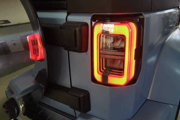 Used BAIC Off-Road BJ40 2023 2.0D Automatic Four-Wheel Drive Blade Hero Edition Adventurer Type Right Rear Taillight