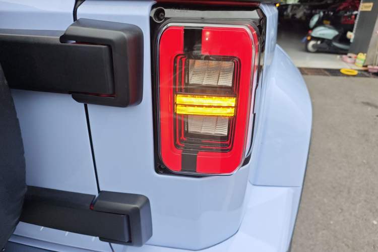Used BAIC Off-Road BJ40 2023 2.0T Automatic Four-Wheel Drive Urban Hunter Edition Chivalrous Type Right Rear Taillight