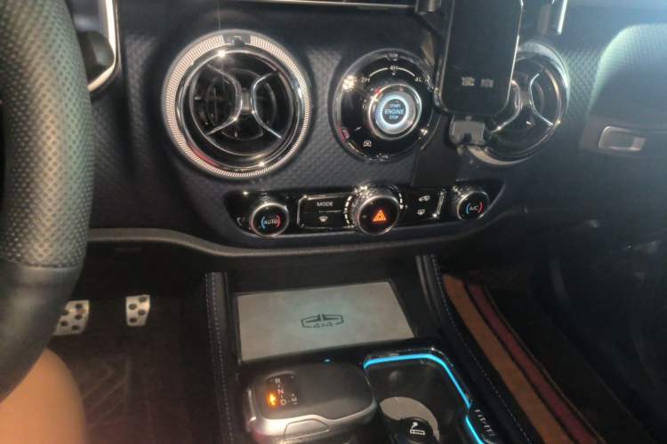 Used BAIC Off-Road BJ40 2023 2.0D Automatic Four-Wheel Drive Blade Hero Edition Adventurer Type Audio And AC Panel