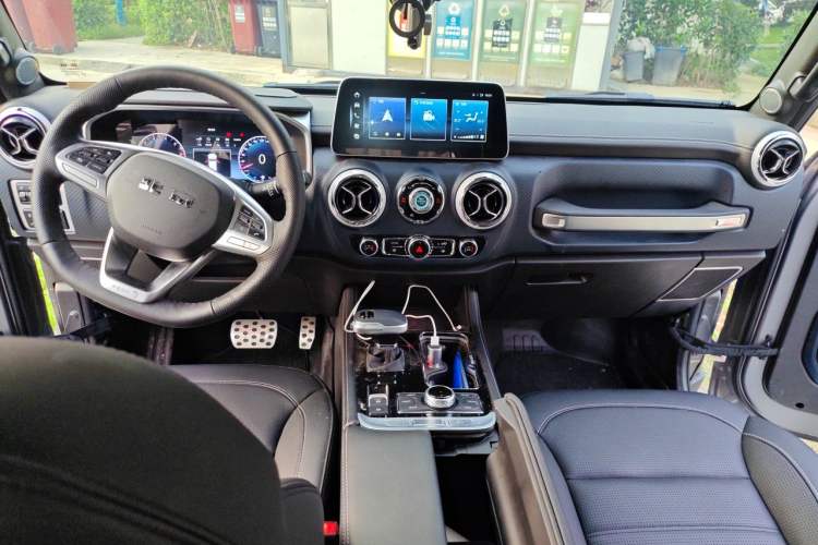 Used BAIC Off-Road BJ40 2023 2.0T Automatic Four-Wheel Drive Ring of the Tower Champion Edition Center Console