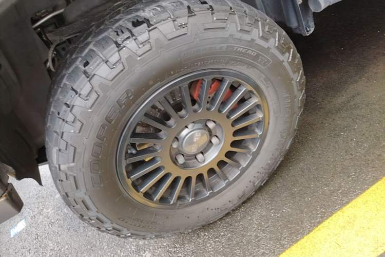 Used BAIC Off-Road BJ40 2023 2.0T Automatic Four-Wheel Drive Ring of the Tower Champion Edition Left Front Wheel Hub