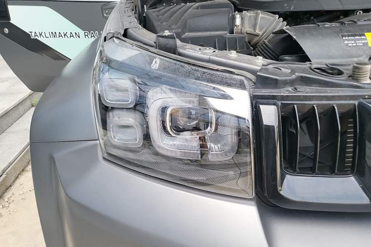 Used BAIC Off-Road BJ40 2023 2.0T Automatic Four-Wheel Drive Ring of the Tower Champion Edition Right Front Headlight