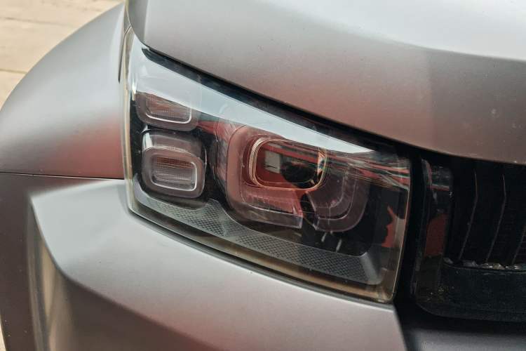 Used BAIC Off-Road BJ40 2023 2.0T Automatic Four-Wheel Drive Ring of the Tower Champion Edition Right Front Headlight
