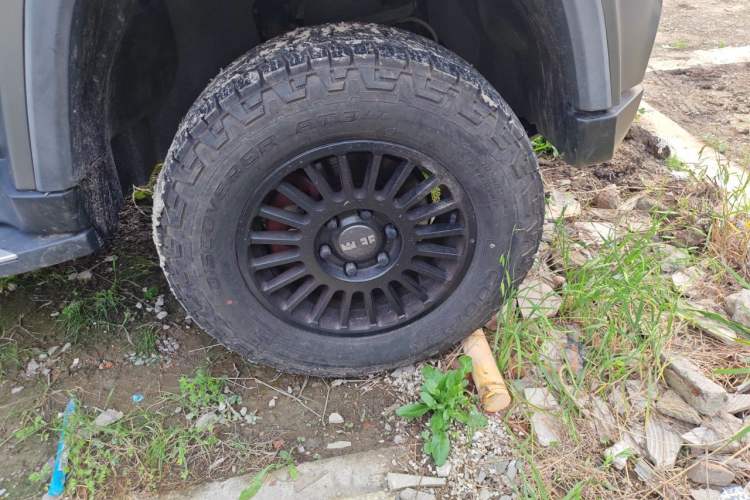 Used BAIC Off-Road BJ40 2023 2.0T Automatic Four-Wheel Drive Ring of the Tower Champion Edition Right Front Wheel Hub