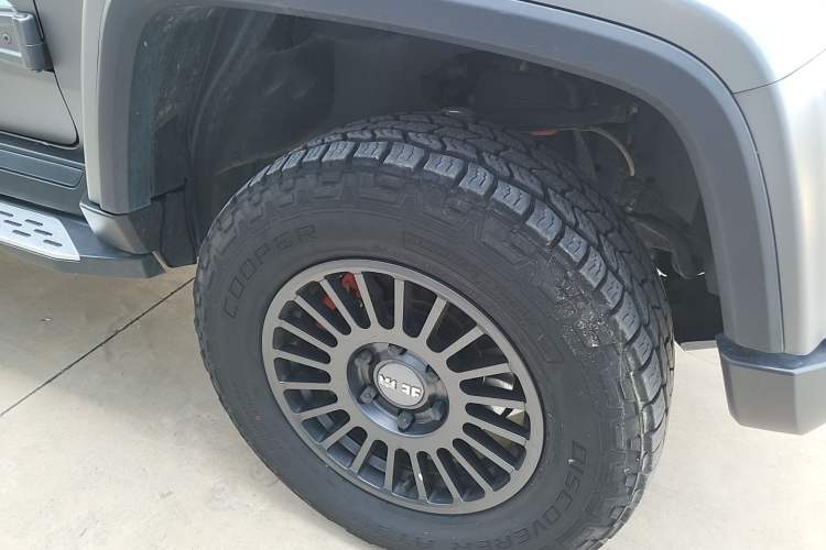 Used BAIC Off-Road BJ40 2023 2.0T Automatic Four-Wheel Drive Ring of the Tower Champion Edition Right Front Wheel Hub